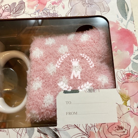 BE HAPPY CERAMIC MUG & CREW ULTRA PLUSH SOCKS HOLIDAY GIFE SET - Picture 5 of 7